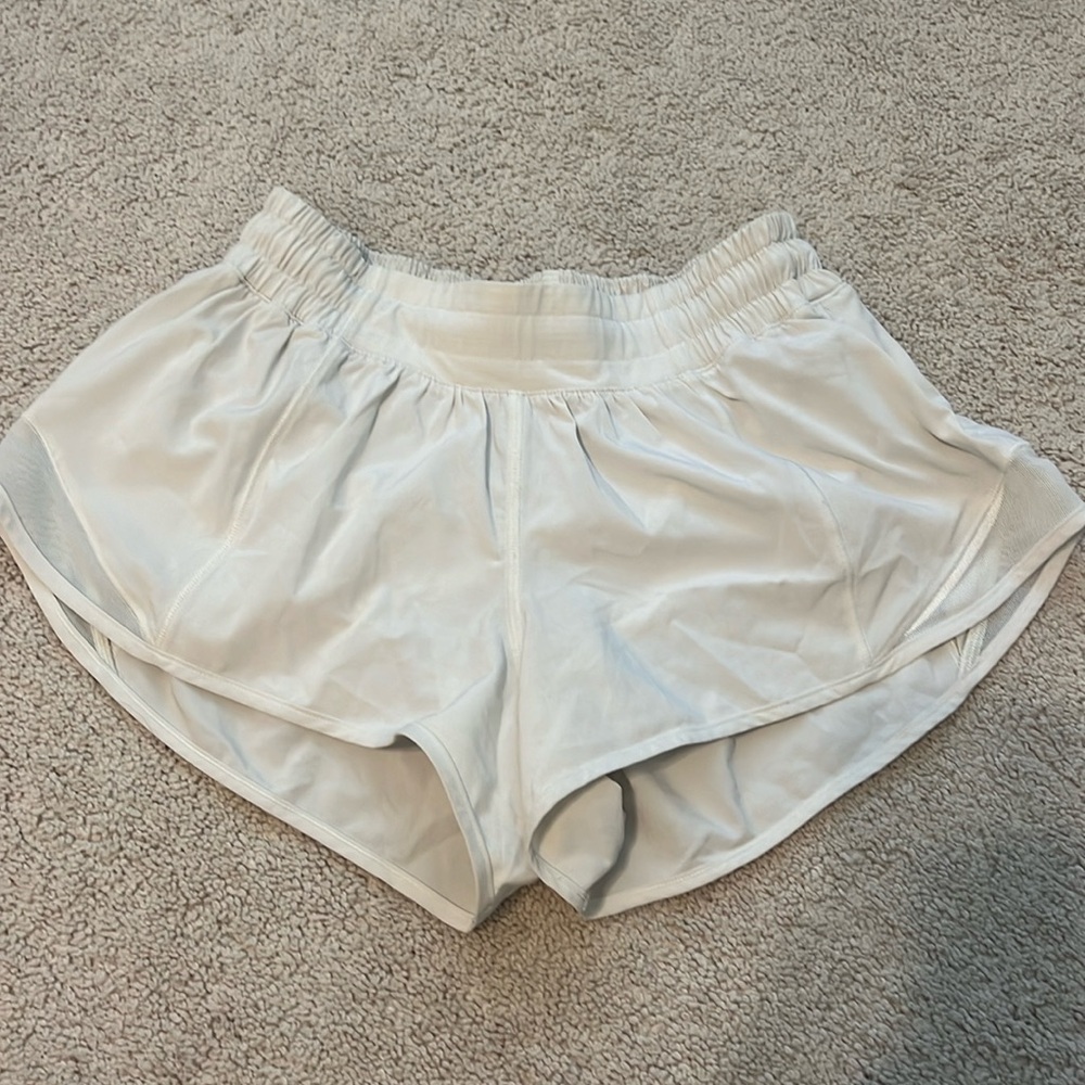 BONE LULULEMON LOW RISE 2.5IN HOTTY HOT SHORTS